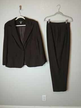 Giorgio Sant' Angelo Brown Pinstripe Suit Jacket & Matching Pants 2 Piece Set